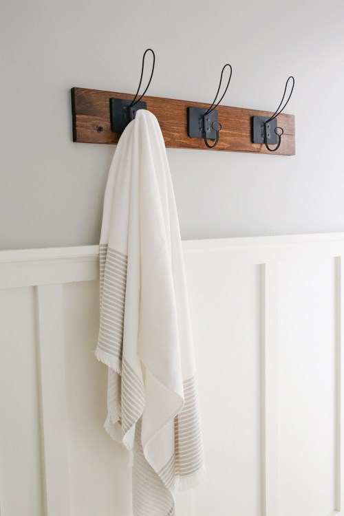 Farmhouse style DIY towel rack IMG 2259
